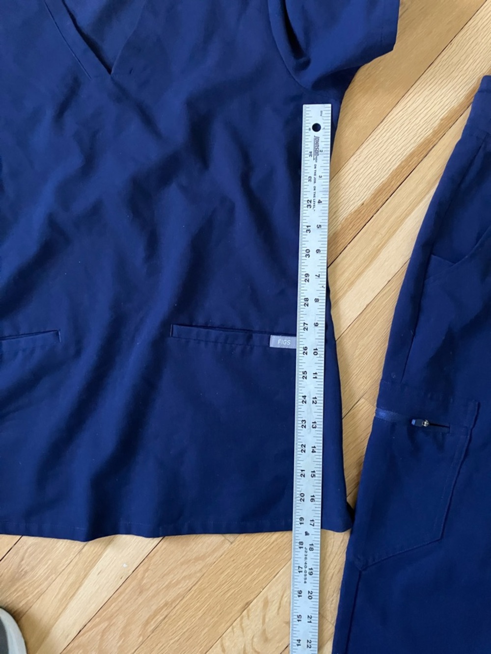Figs  Medium Navy V-Neck Scrub Top & Jogger Pants - Picture 2 of 11